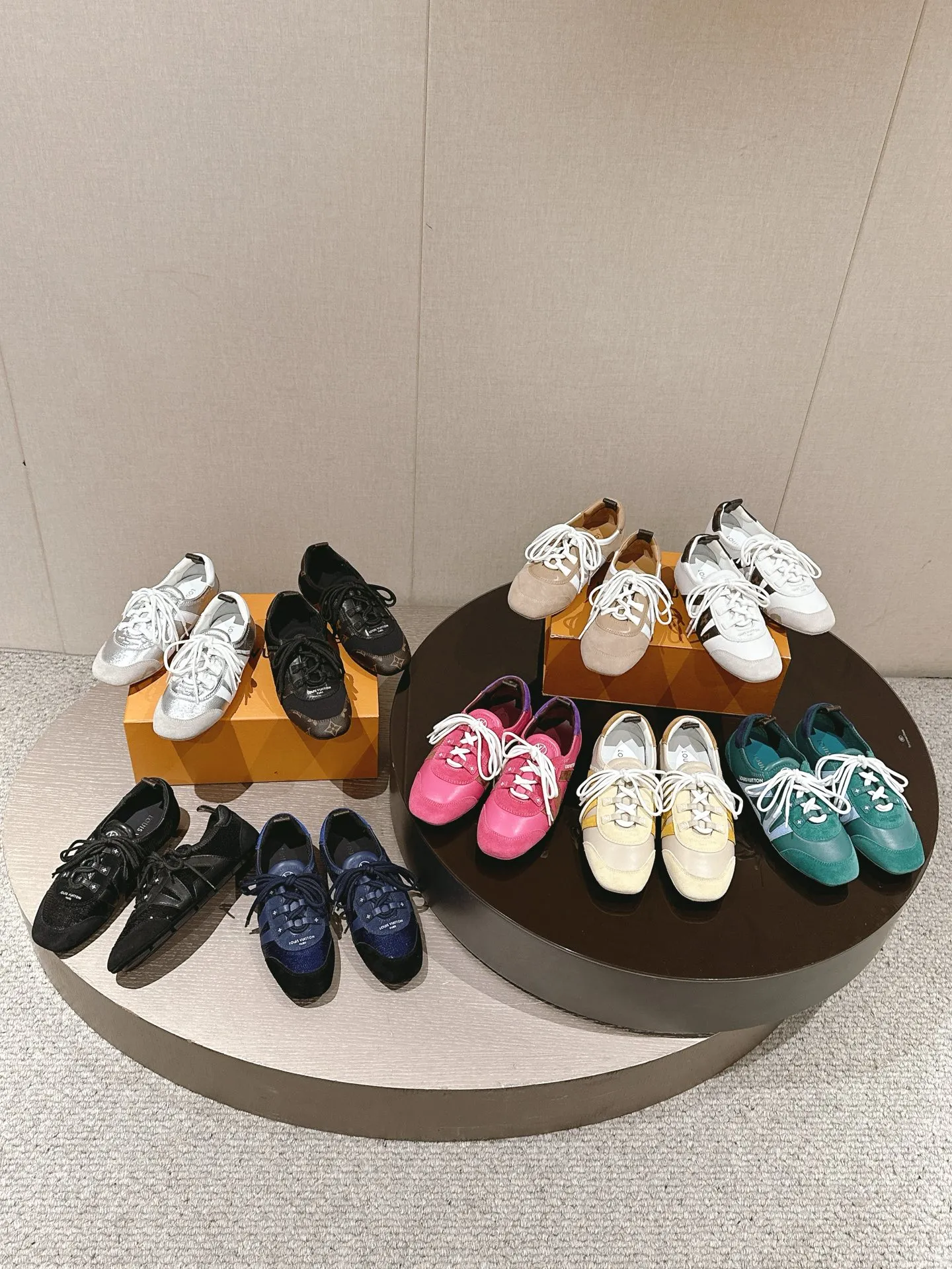 👟👟Ex-factory price 620👟👟 Top version LV Louis Vuitton L Family Donkey Brand Latest Sneakerina Series Couple Models Ballet Shoes Moral Shoes Casual Flat Shoes Sneakers Original purchase, development, production This LV Sneakerina ballet style sneakers are made of silky suede cow leather to create smooth lines, combining the light structure of ballet shoes and the comfortable texture of sports shoes. The LV logo on the side and the Monogram canvas back strap are rich in details, Sacchetto craftsmanship and TPU outsole are upgraded for a soft wearing experience. Exquisite packaging at the delivery counter🛍📦 ▪️Fabric: original custom imported first-layer cowhide ▪️Inner lining: original custom made breathable mesh ▪️Sole: original open-molded injection molded TPU material ▪️Sole thickness: 1.5CM ▪️Size: women's 35-41 / Men's size 39-45 (women's 41, men's 45, customized)